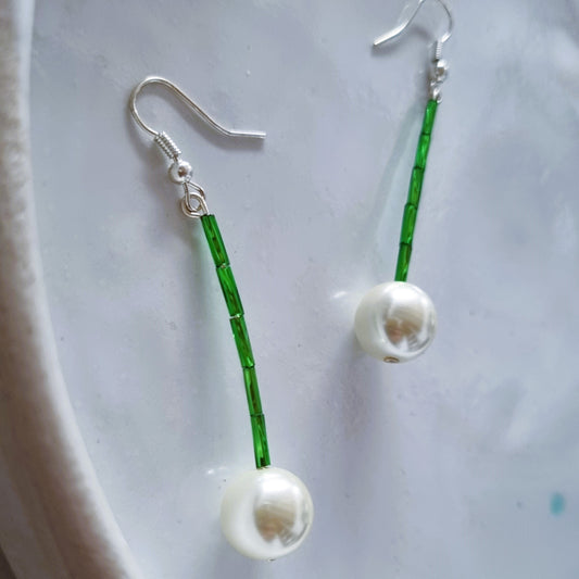 Vertical pearly earrings