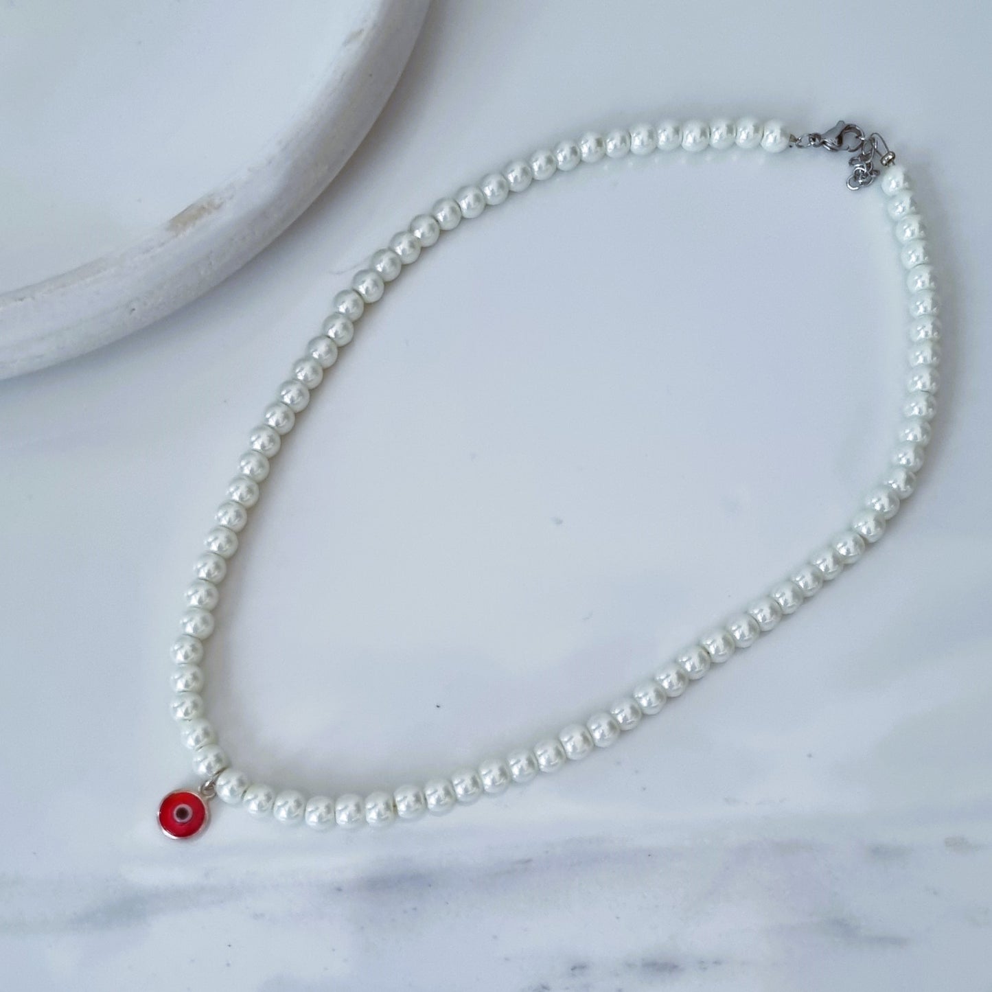 Red eye pearls necklace