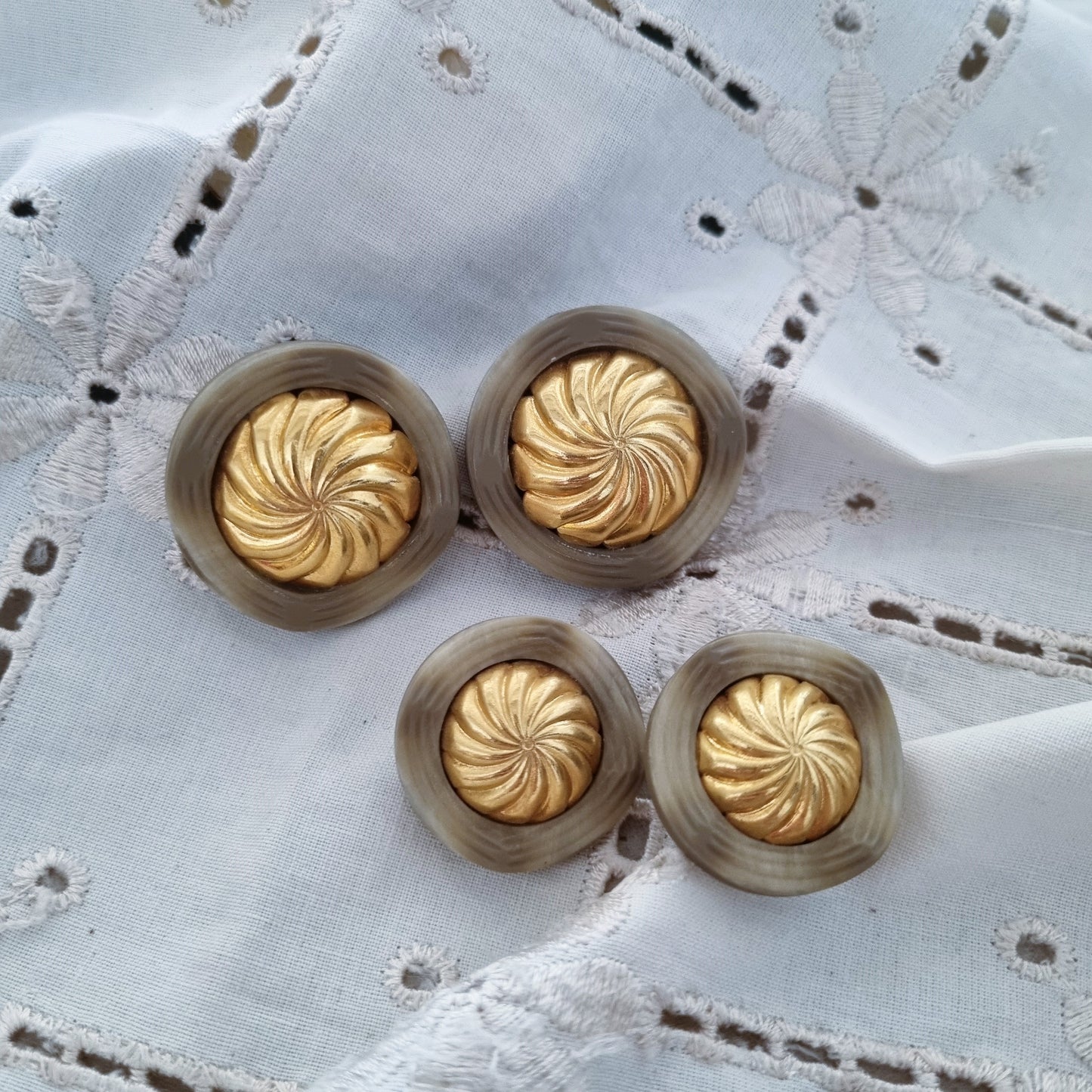 Vintage earrings- Beige beauty