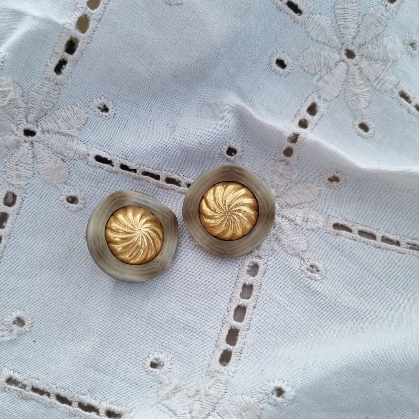 Vintage earrings- Beige beauty