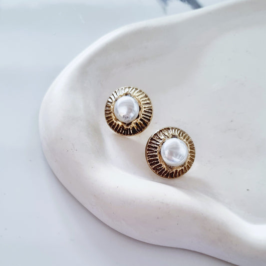 Vintage earrings- Bronze and pearly