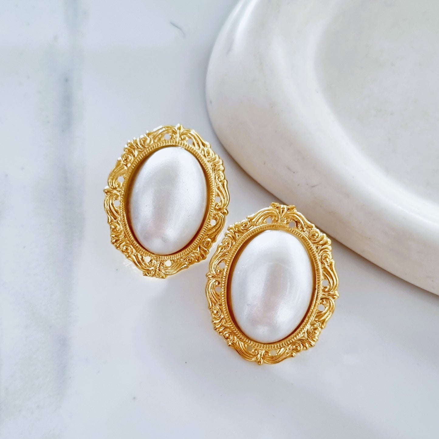 Vintage Earrings - Oval White