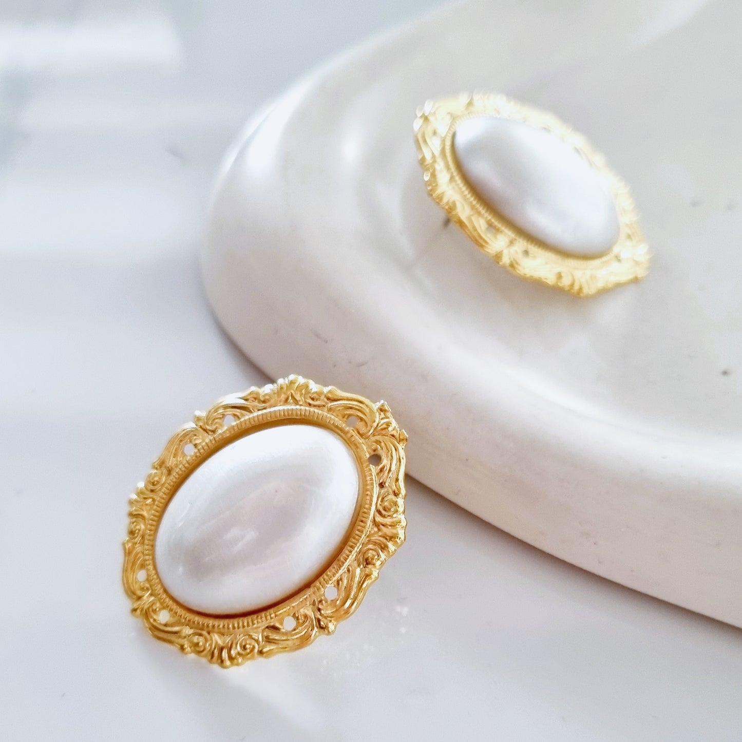 Vintage Earrings - Oval White