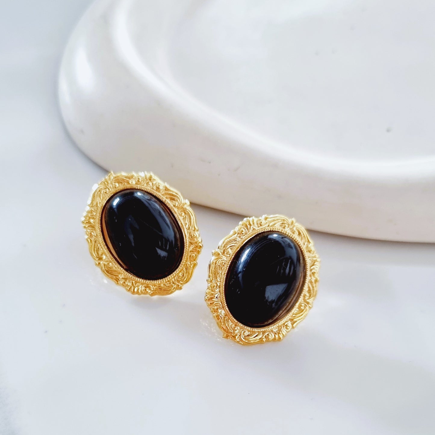 Vintage Earrings - Oval black