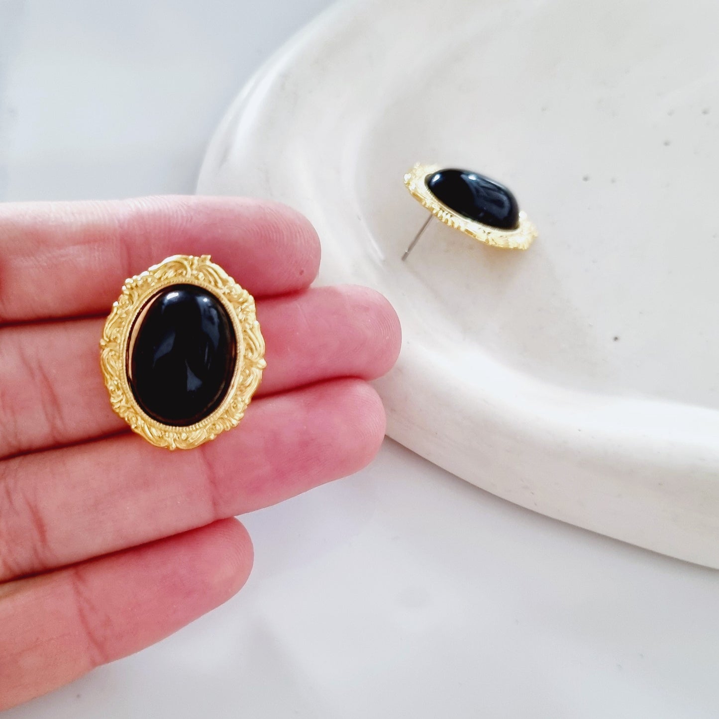 Vintage Earrings - Oval black