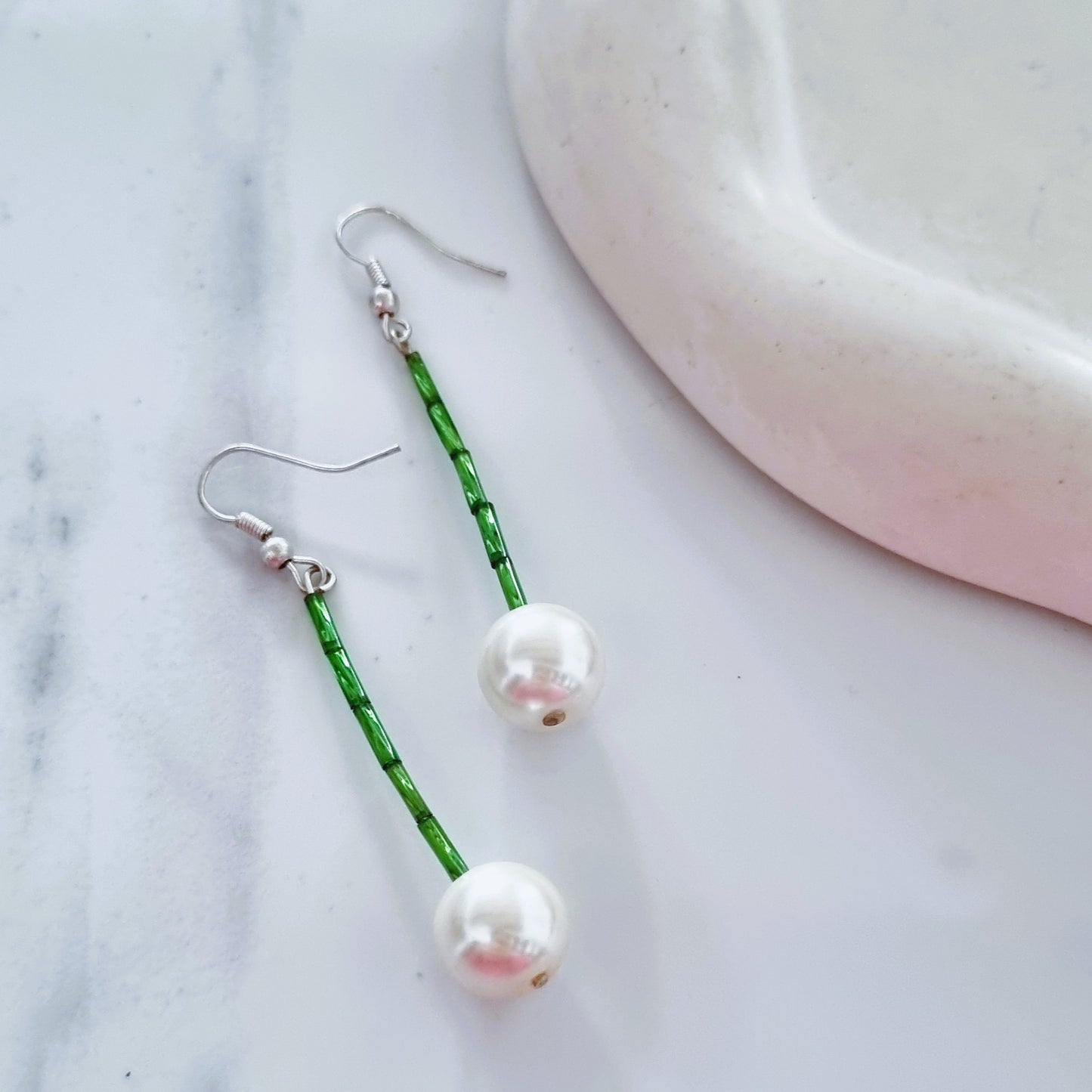 Vertical pearly earrings