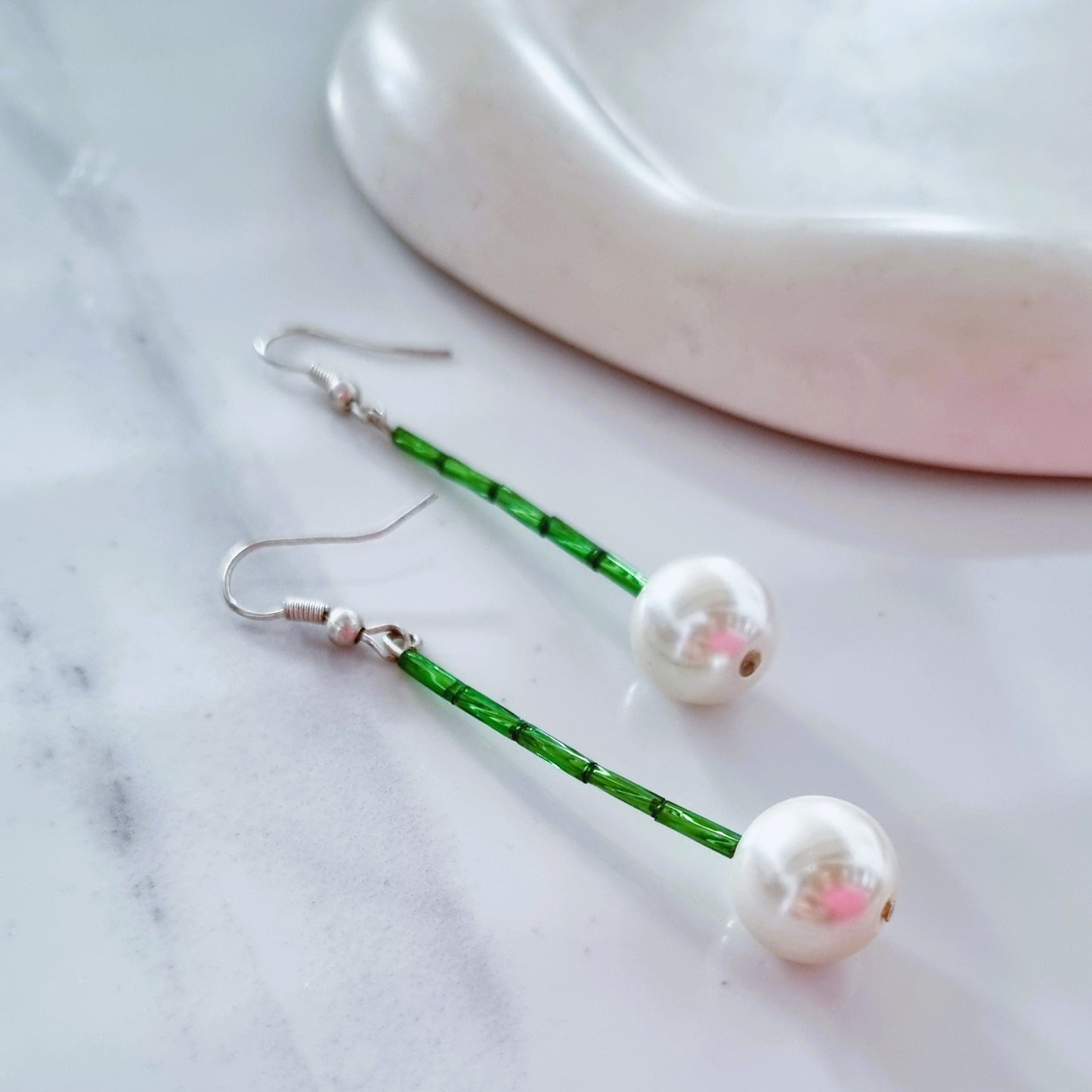 Vertical pearly earrings